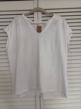 NWT Be Cool white v-neck Small